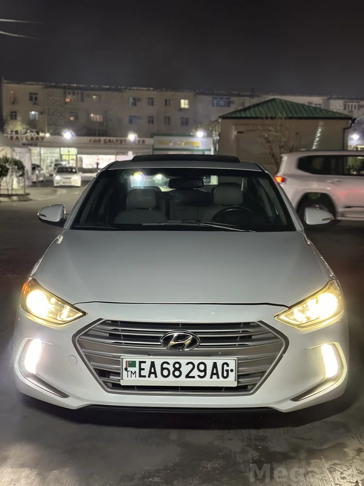 Hyundai Elantra — фото 1