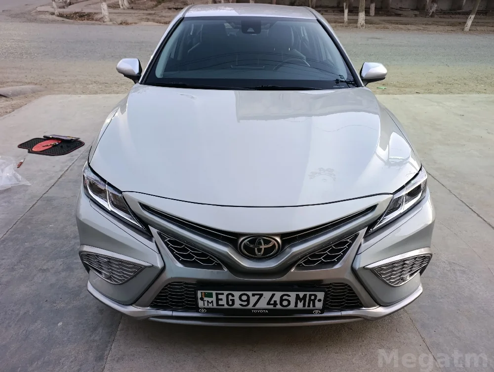 Toyota Camry — фото 1