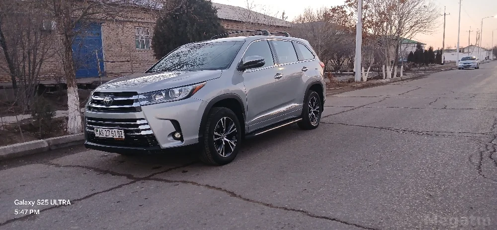 Toyota Highlander — фото 1