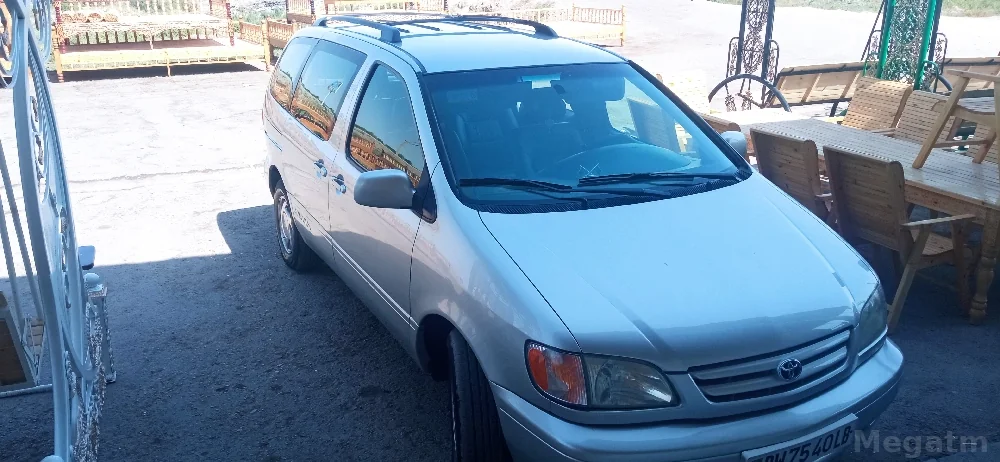Toyota Sienna — фото 1